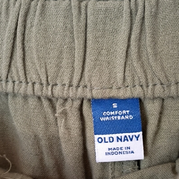 Old Navy Women's Cargo Shorts in Olive - Picture 5 of 8
